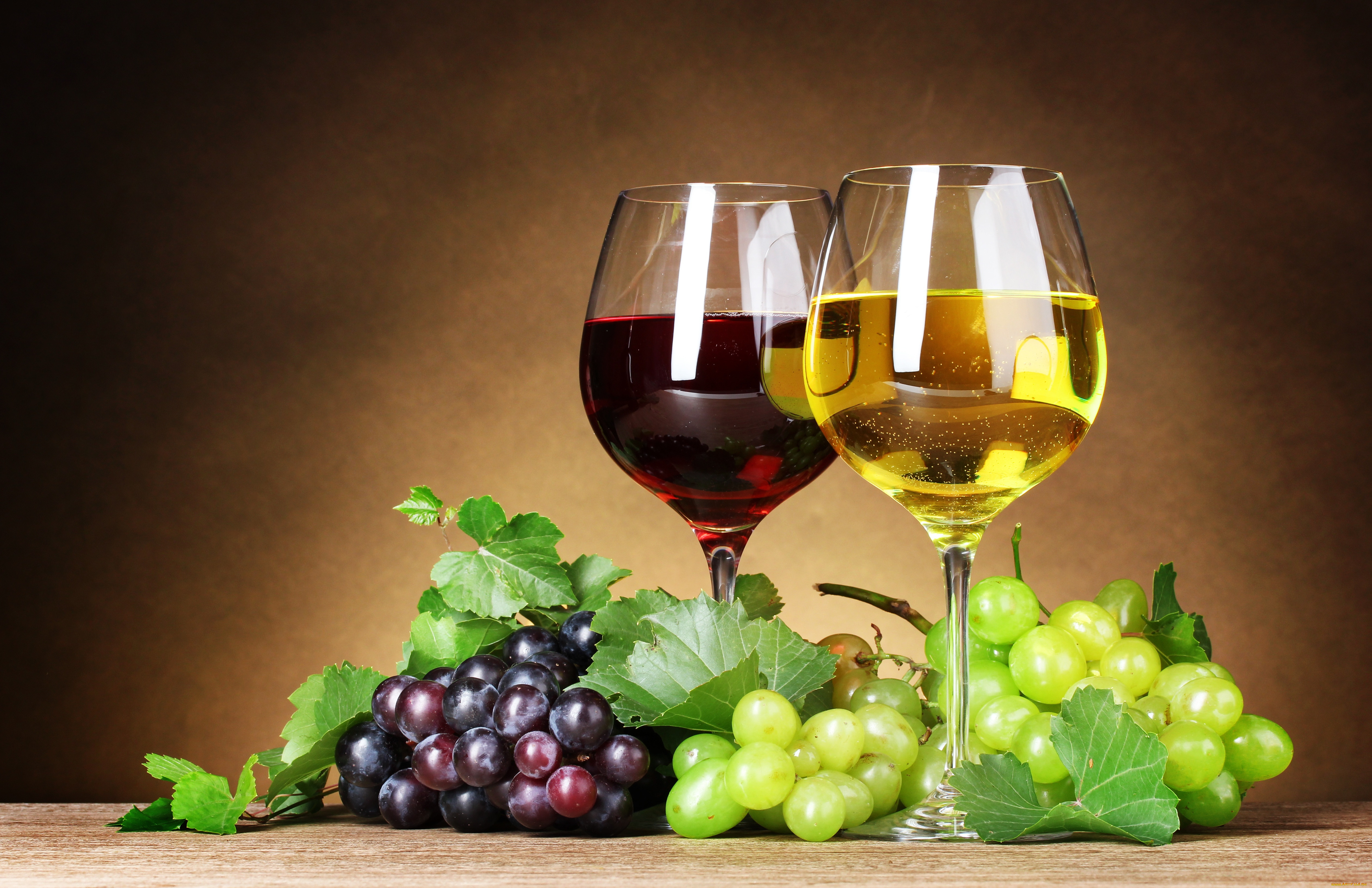 Виноград вино 7 букв. Бокал с вином. Вино и виноград. Вино и фрукты. Красное вино в бокале.